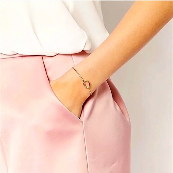 ⚜️[𝟯/$𝟭𝟴]⚜️Gold Knot Simple Delicate Cuff NEW - Picture 2 of 9